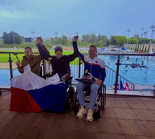 Roman Bekeš oslavuje s trofejou na stupni víťazov medzinárodnej súťaže